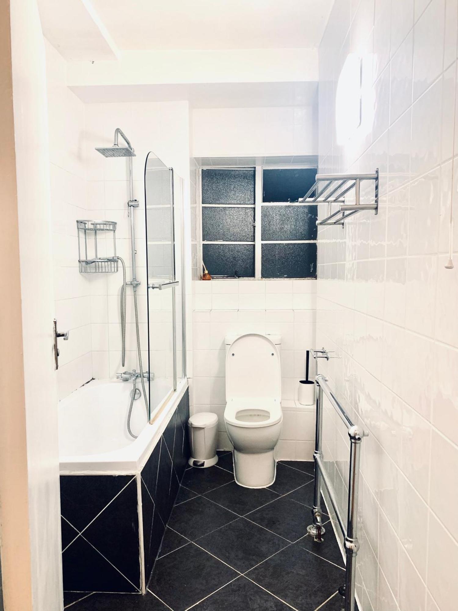 Cosy 2 Bedroom In Swiss Cottage. Apartamento