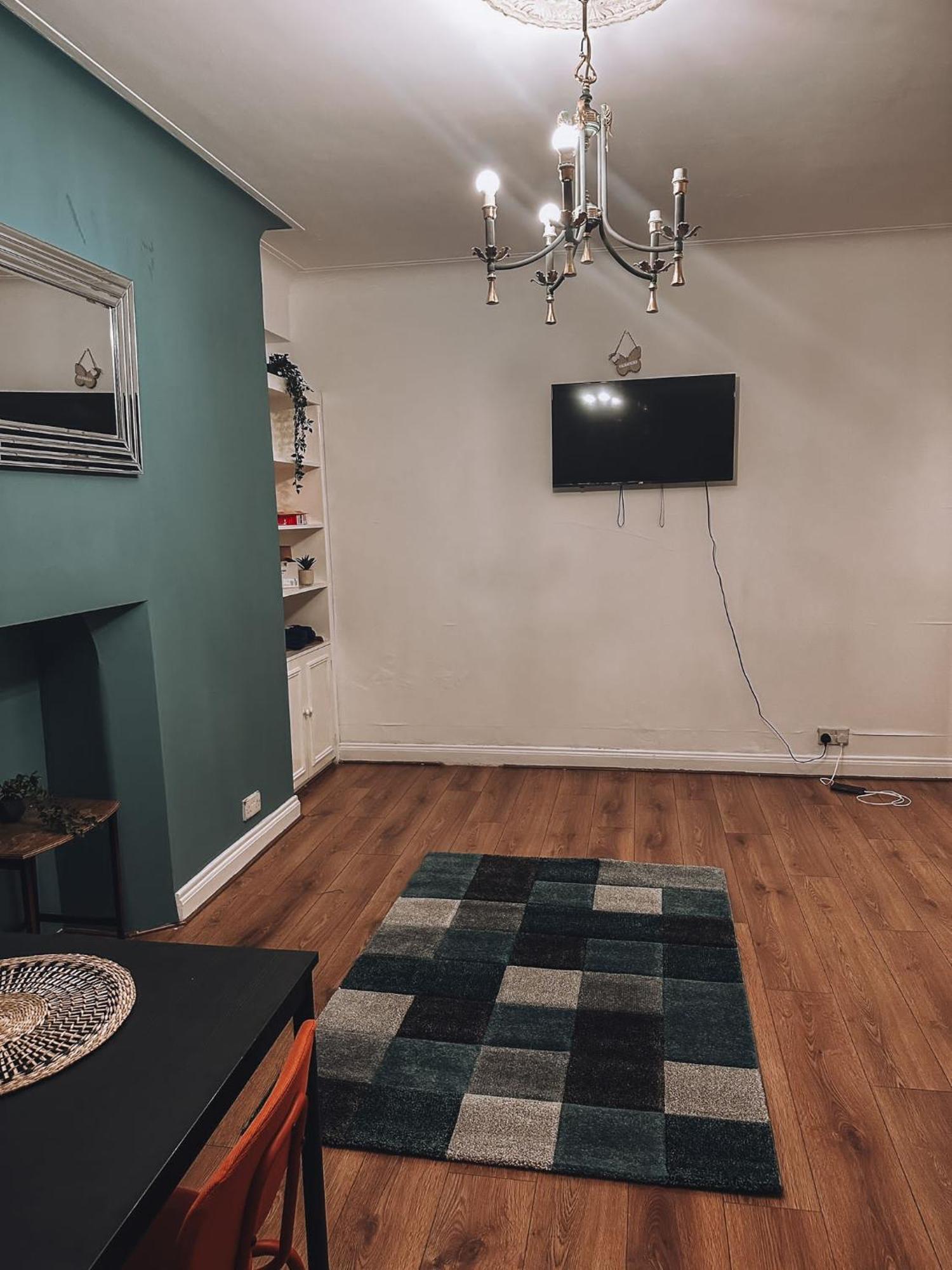 Cosy 2 Bedroom In Swiss Cottage. Apartamento