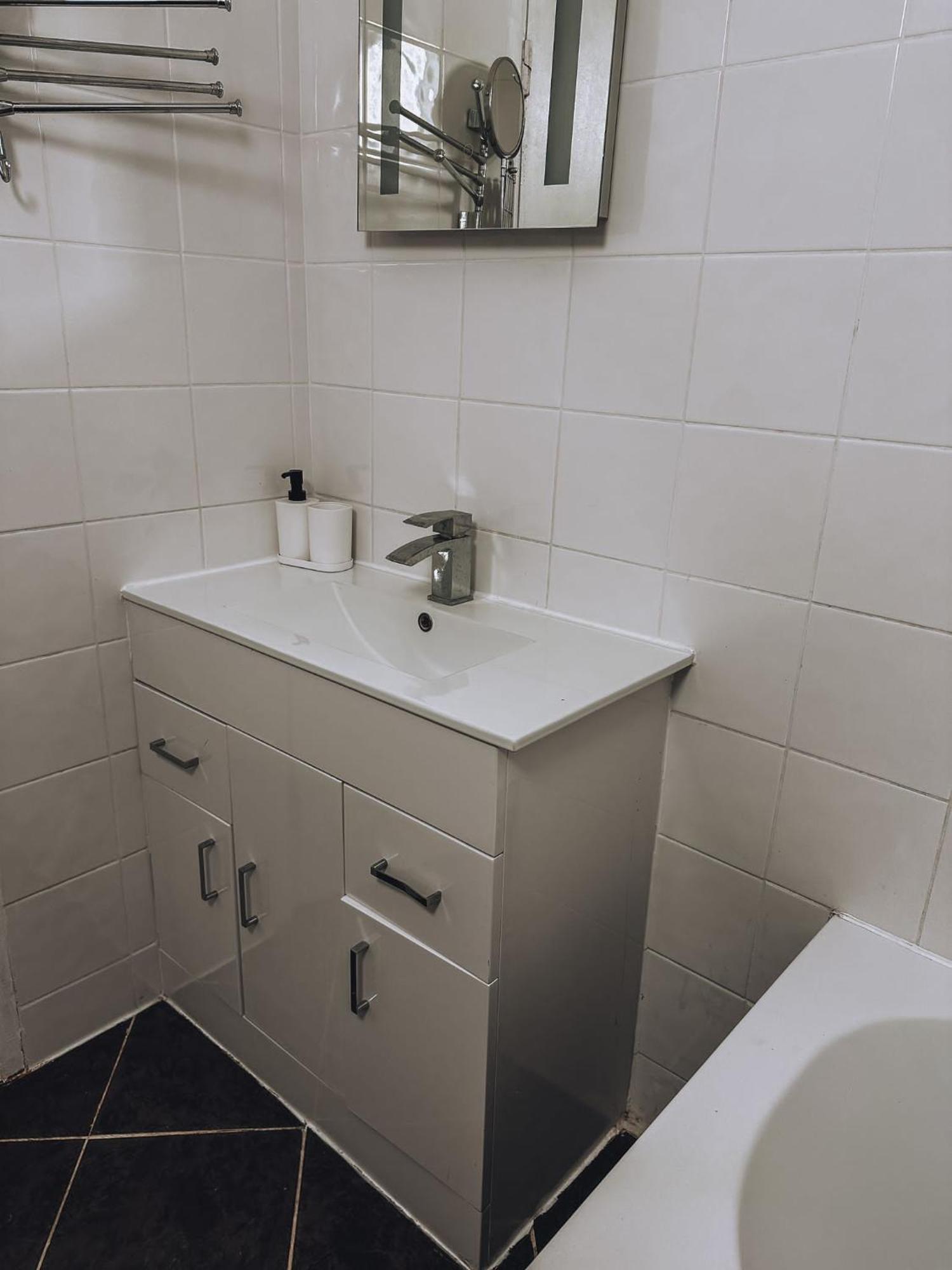 Cosy 2 Bedroom In Swiss Cottage. Apartamento